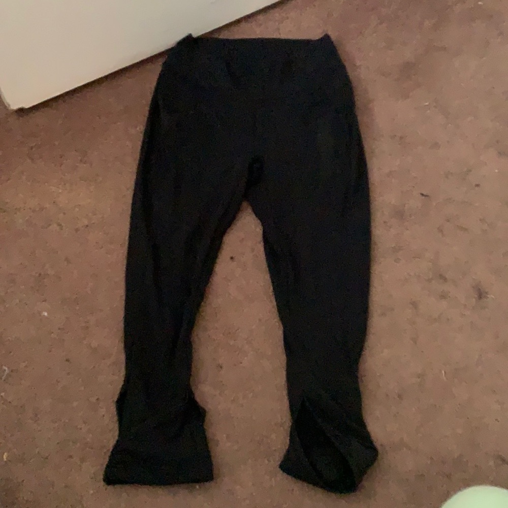 Black cropped gym shark leggings